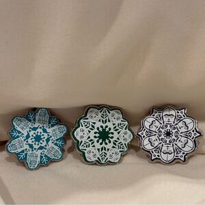Disney Star Wars Collectible trading 3 Pin Set Snowflake R2-D2 Master Yoda C-3PO